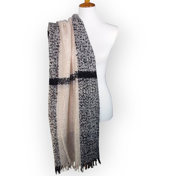 Free People Blanket Scarf OS Cream Black Plaid Boucle Knit Fringe 42in Wide - Picture 4 of 9